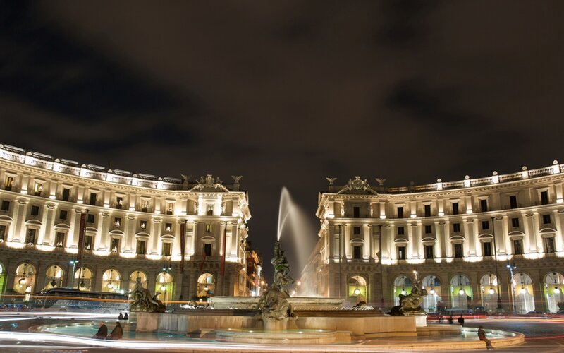 Piazza de' Giusti at night