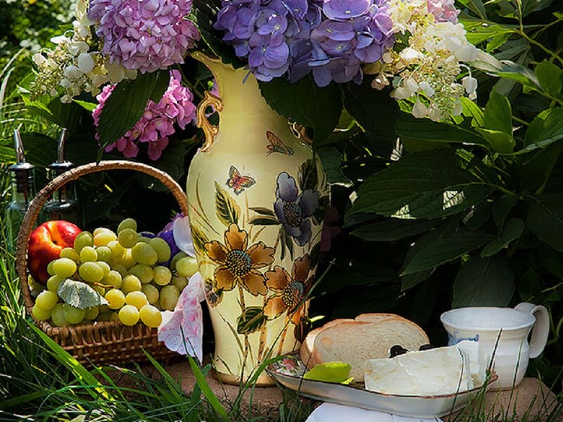 Picnic Basket with Flowers — Green