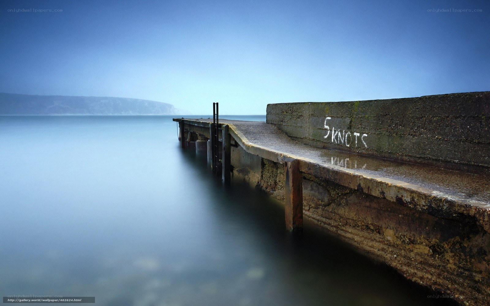 Pier with 5 knots sign