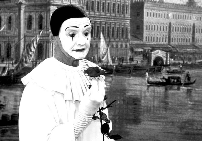 Pierrot Holding Rose