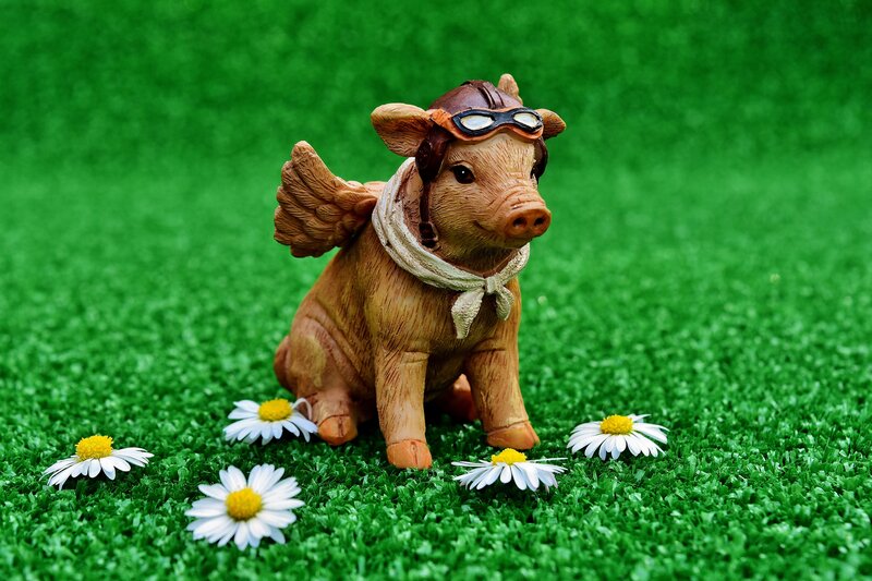Pig figurine with wings