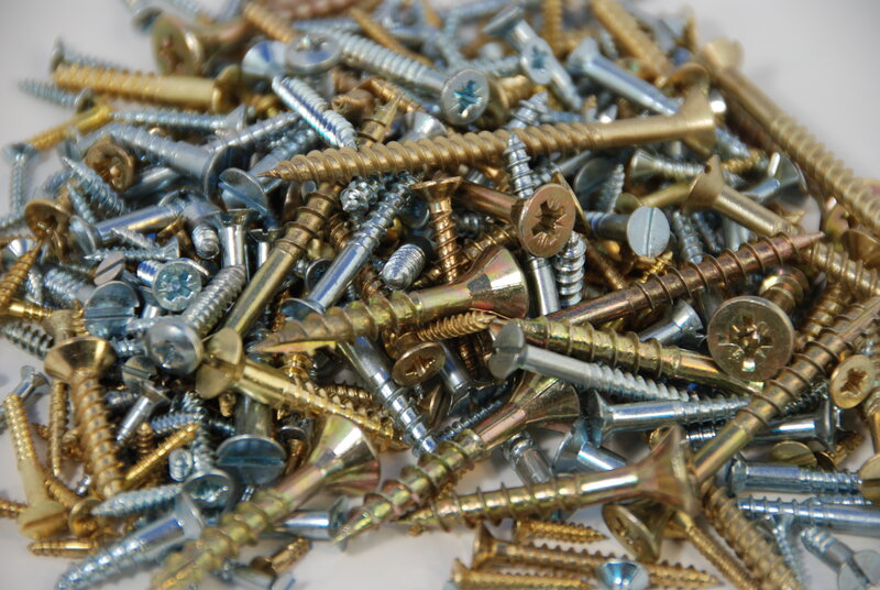 pile of assorted screws