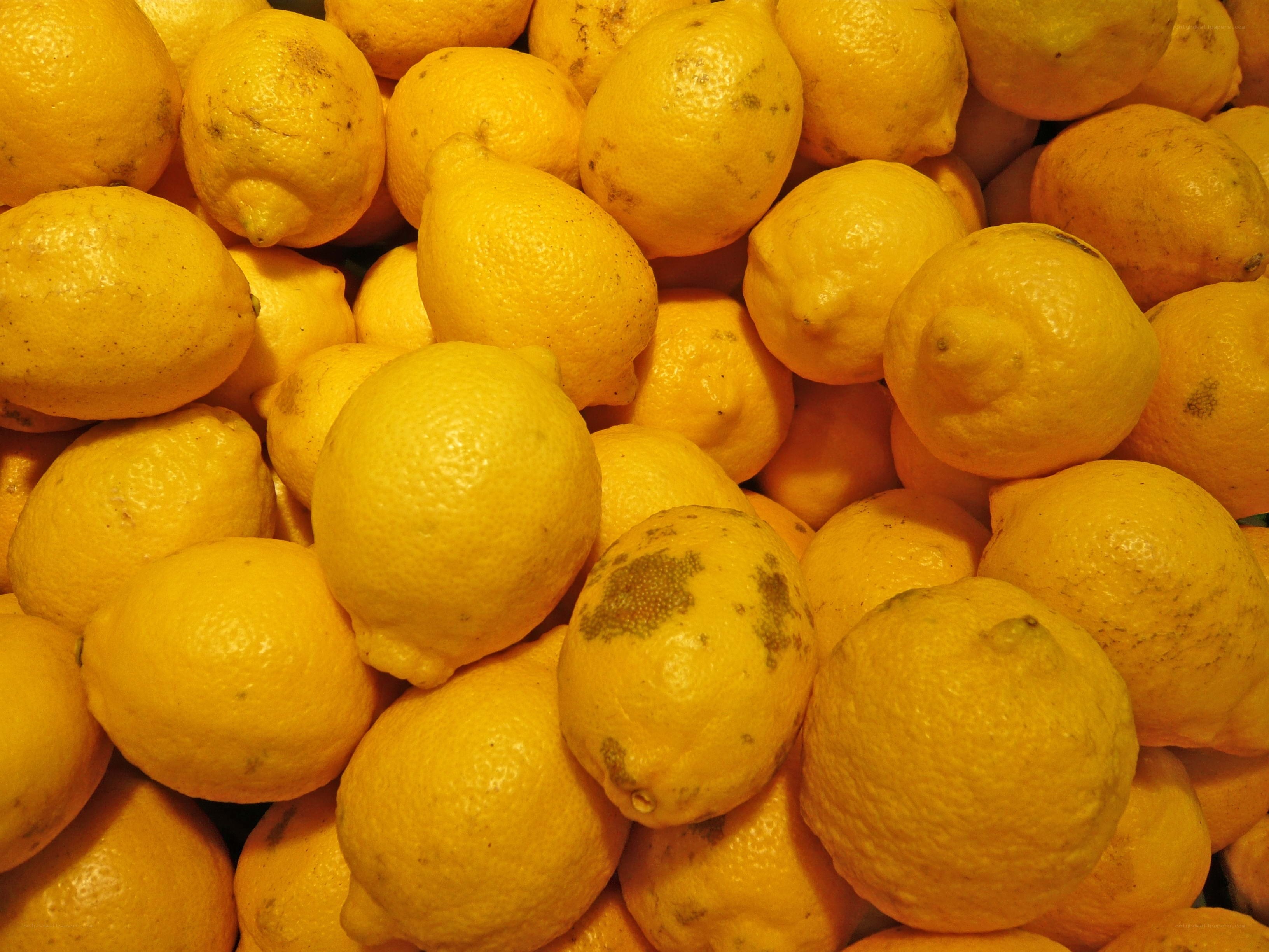 pile of fresh lemons