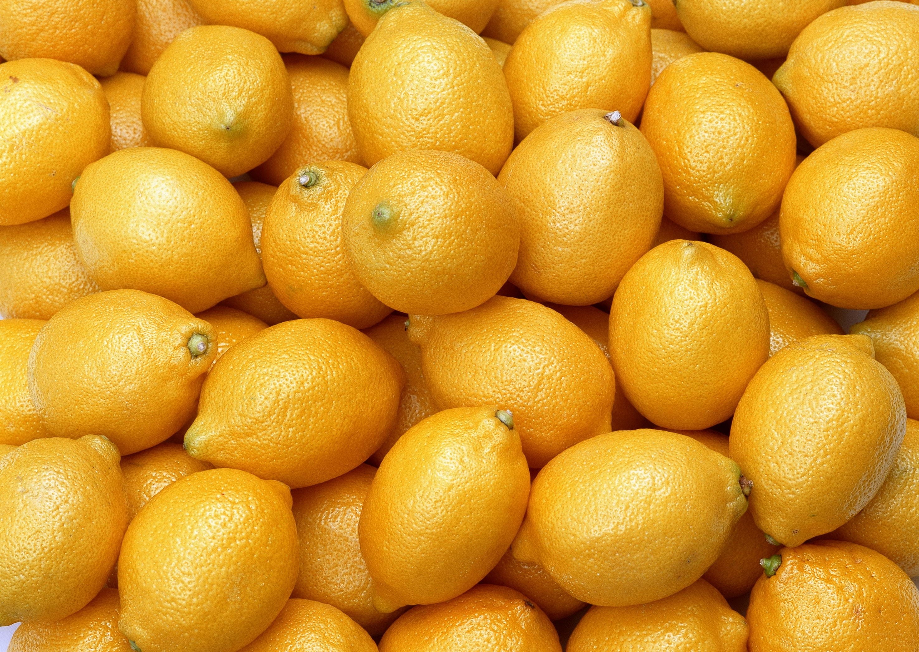 pile of fresh lemons