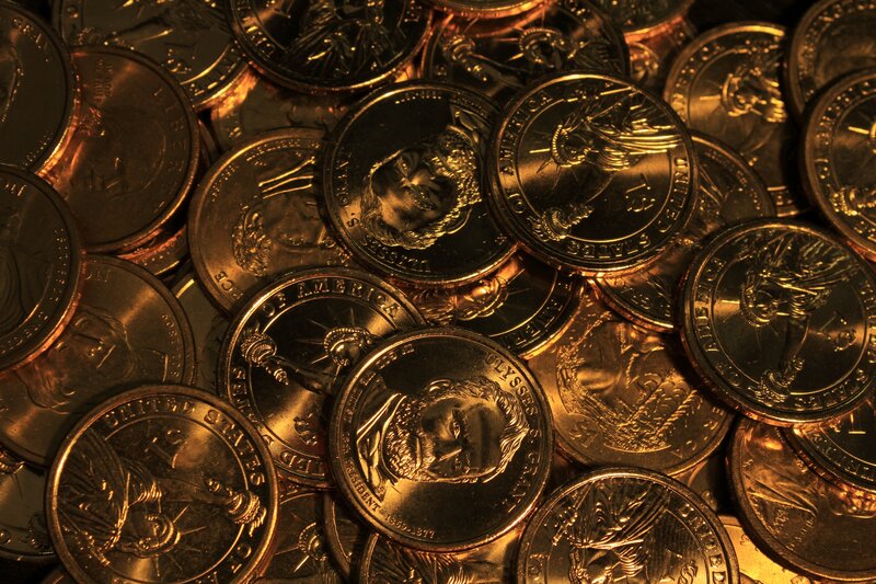 pile of US coins