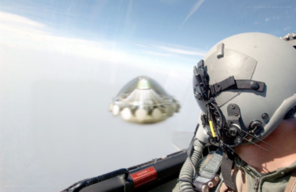 pilot sees UFO in sky