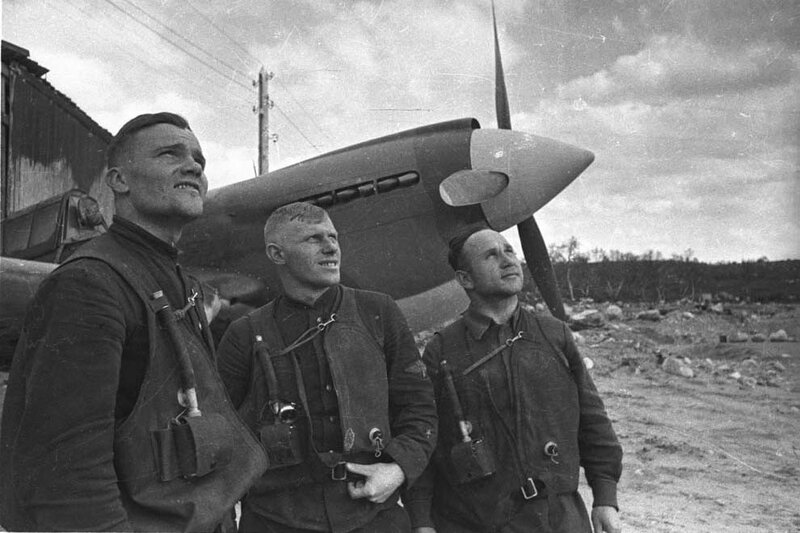 Pilots with Spitfire aircraft