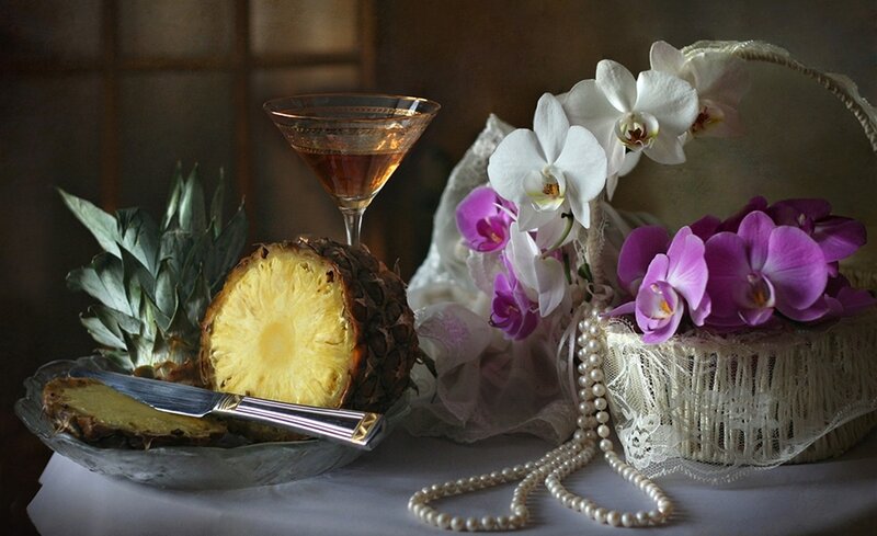 Pineapple and Flowers — White