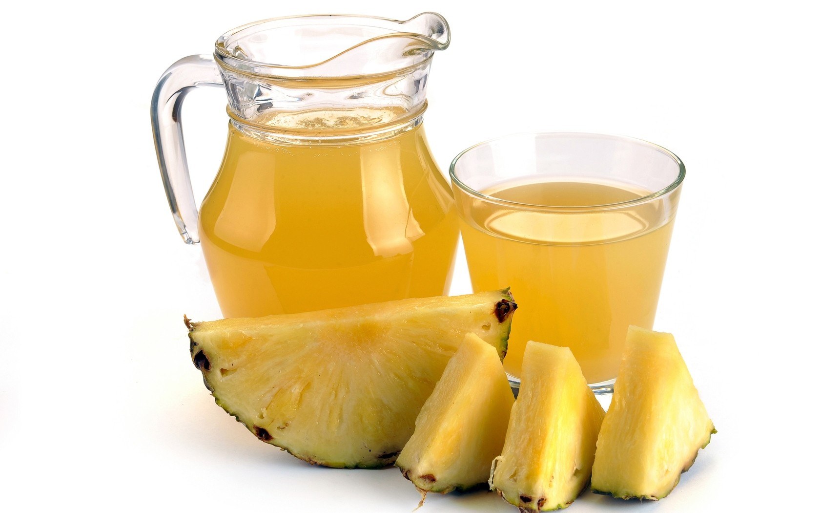 pineapple juice with fruit slices