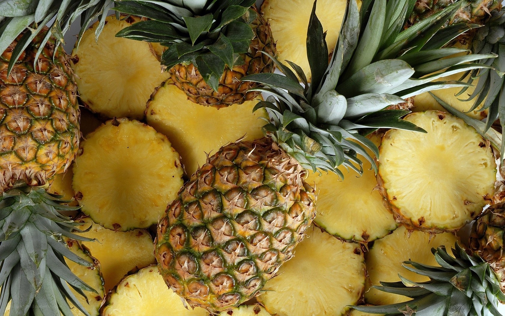 Pineapples and slices
