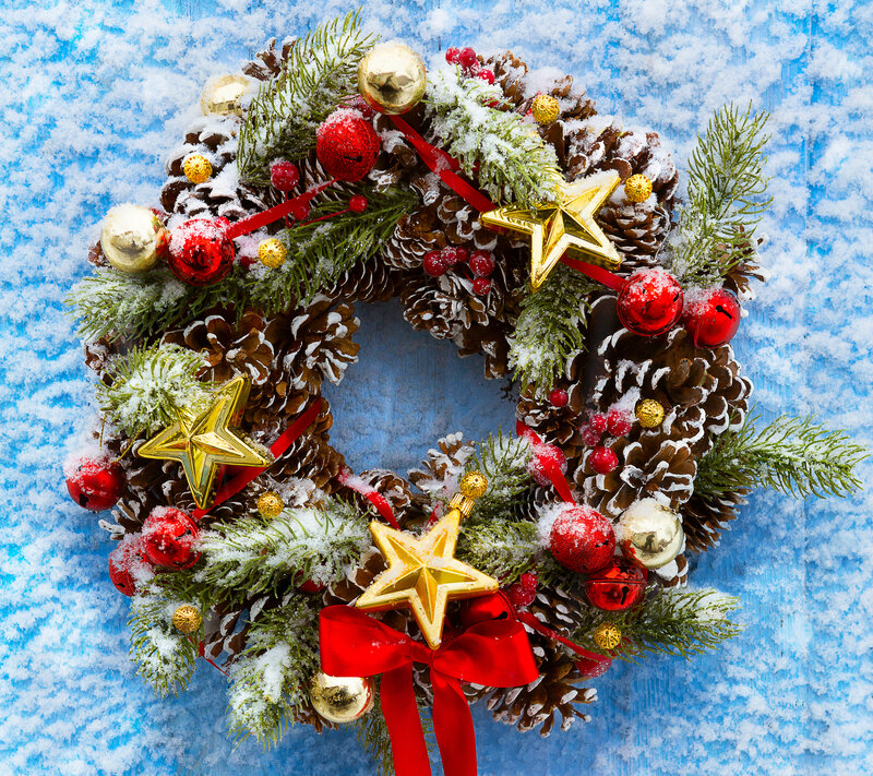 Pinecone Wreath with Ornaments — Red