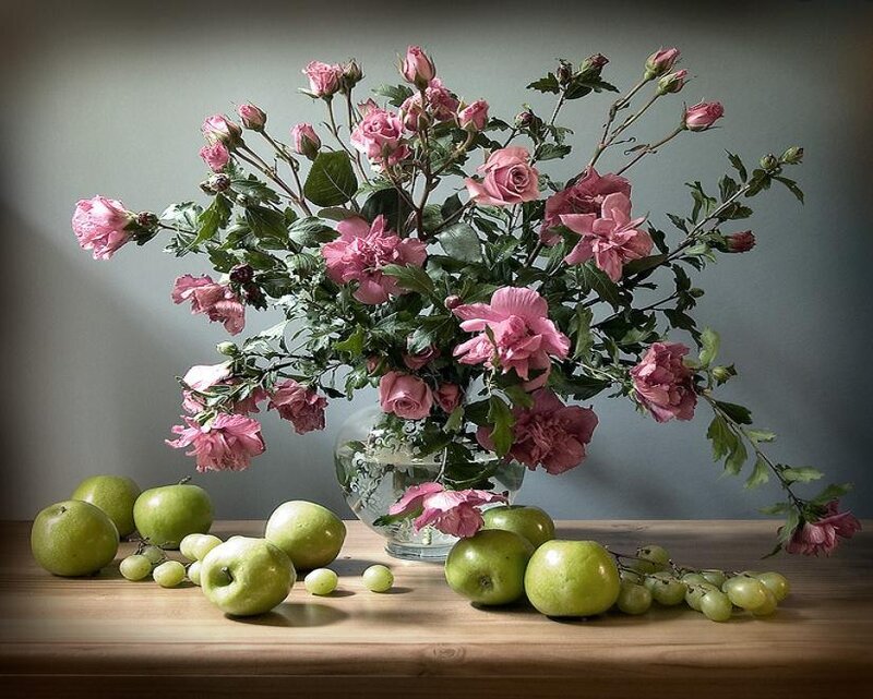 Pink flowers and green apples