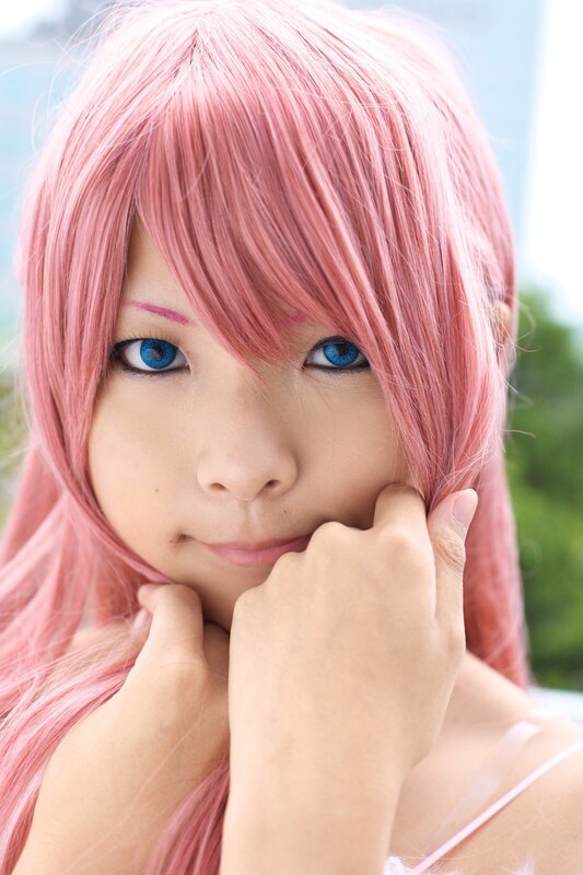 pink-haired anime cosplayer