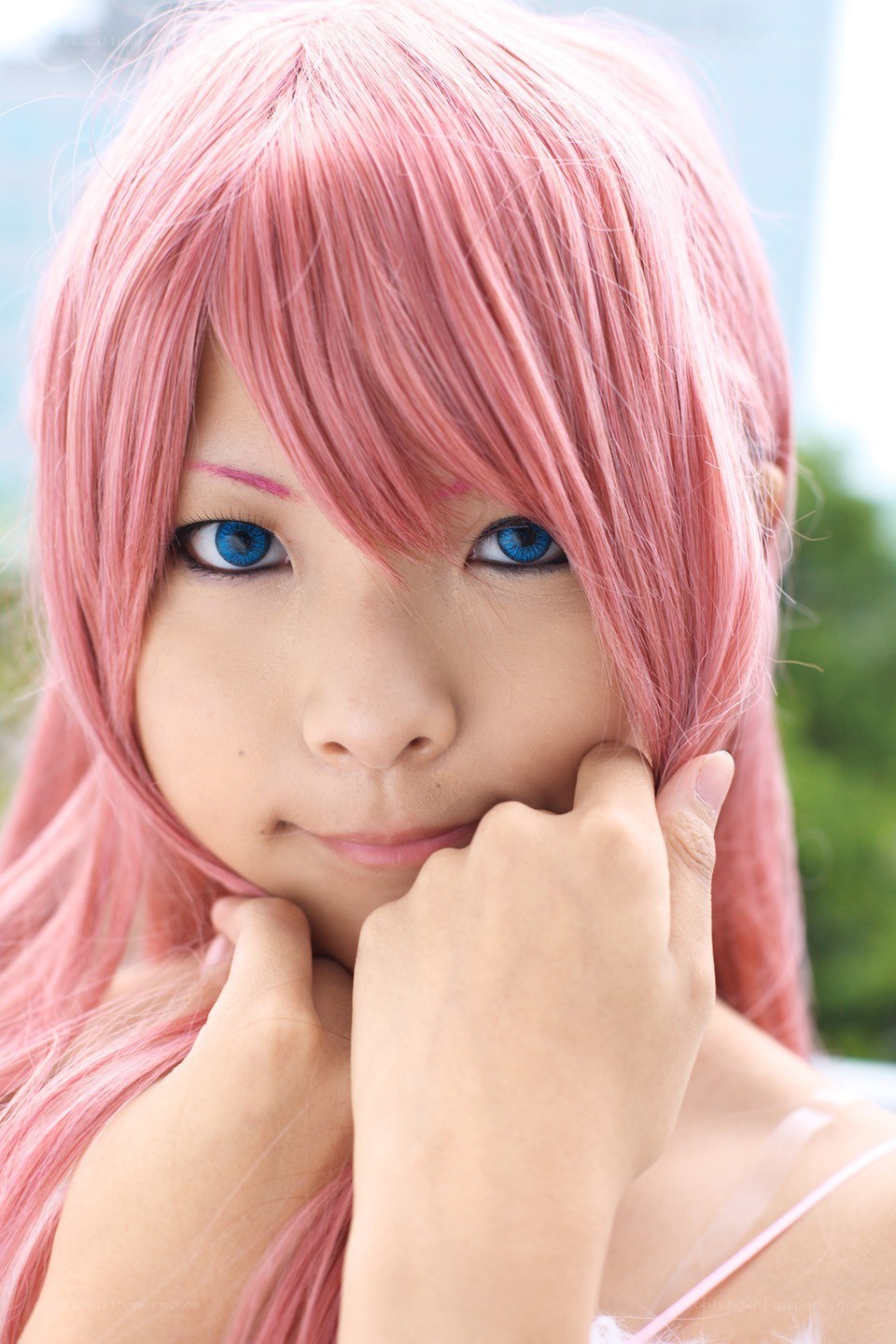 pink-haired anime cosplayer