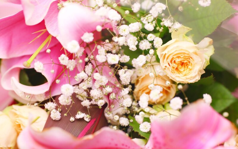 Pink lilies and roses bouquet