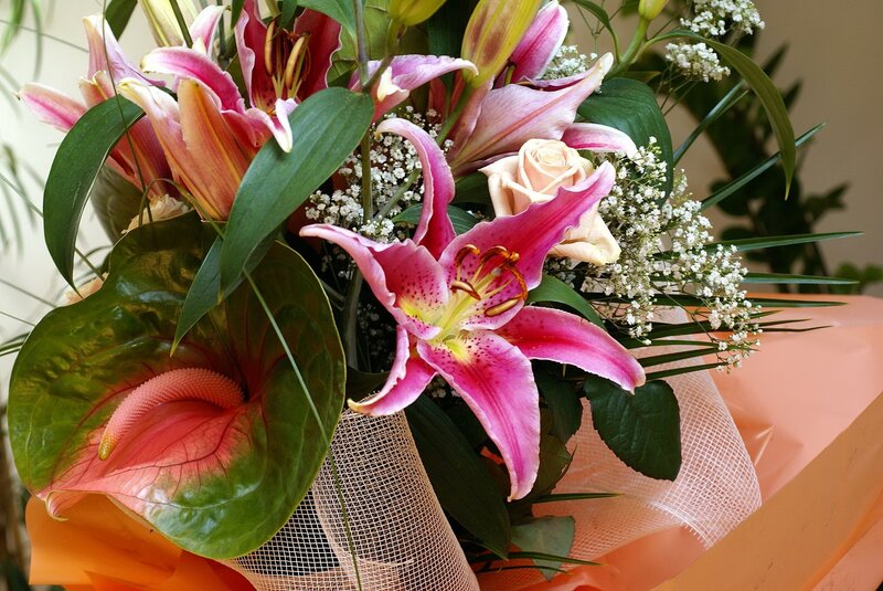 Pink lilies and roses bouquet