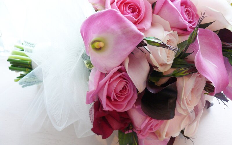 pink rose and calla lily bouquet