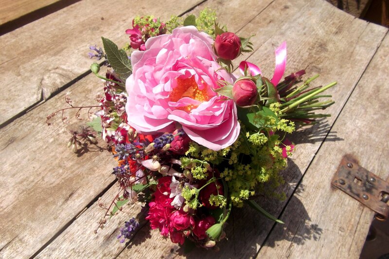 Pink rose bouquet on wood