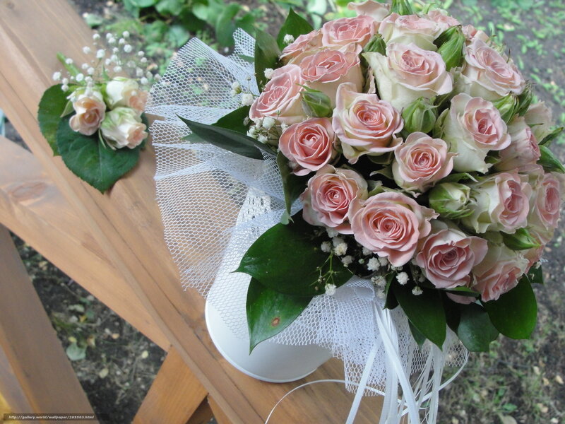 Pink rose bouquet on wood