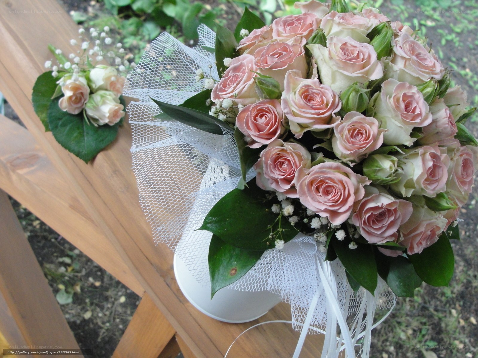 Pink rose bouquet on wood