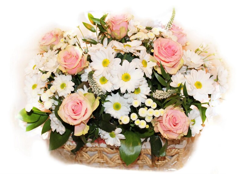 Pink roses and daisies bouquet