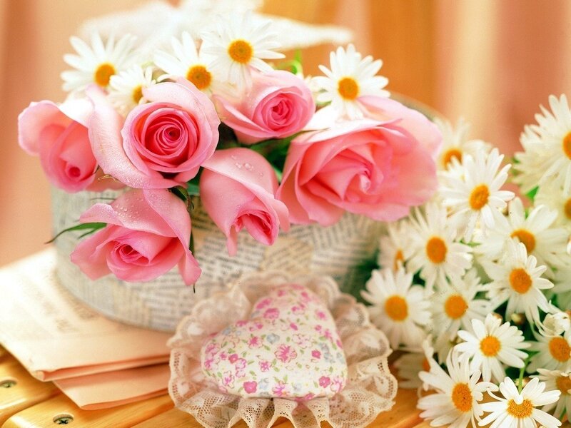 Pink roses and daisies bouquet