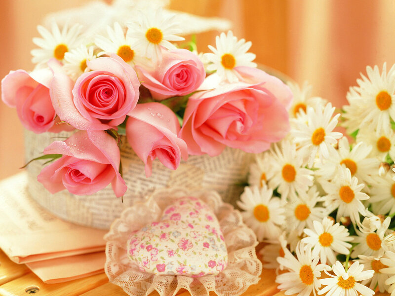 Pink roses and daisies in a basket