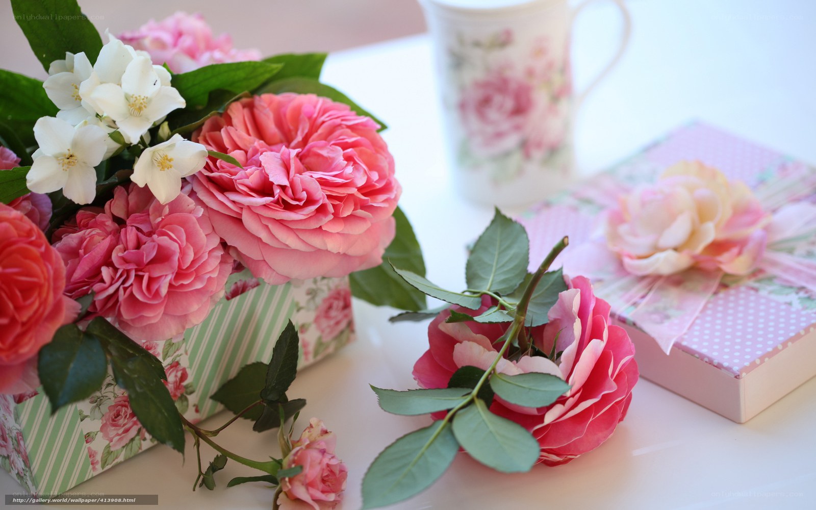 Pink roses and gift box