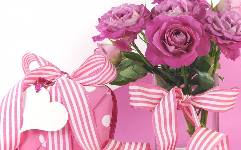 Pink Roses and Gift Box — Festive, Photograph