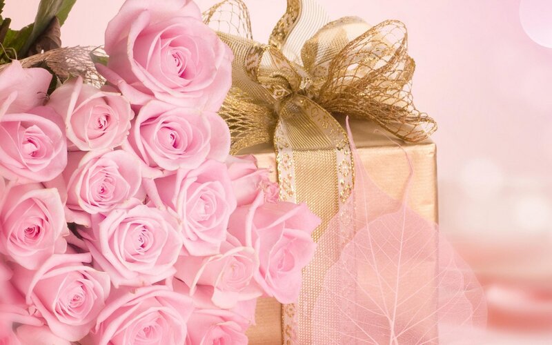 Pink Roses and Gift Box — Romantic, Photograph