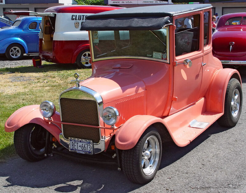 Pink Vintage Car — Calm, Afternoon