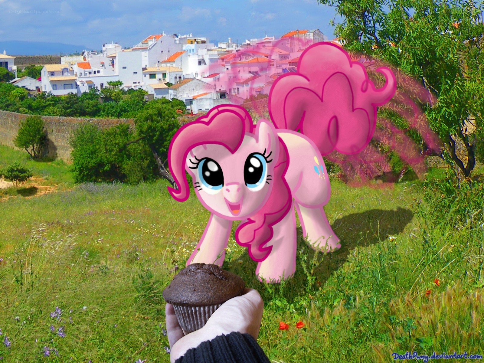 Pinkie Pie with a cupcake