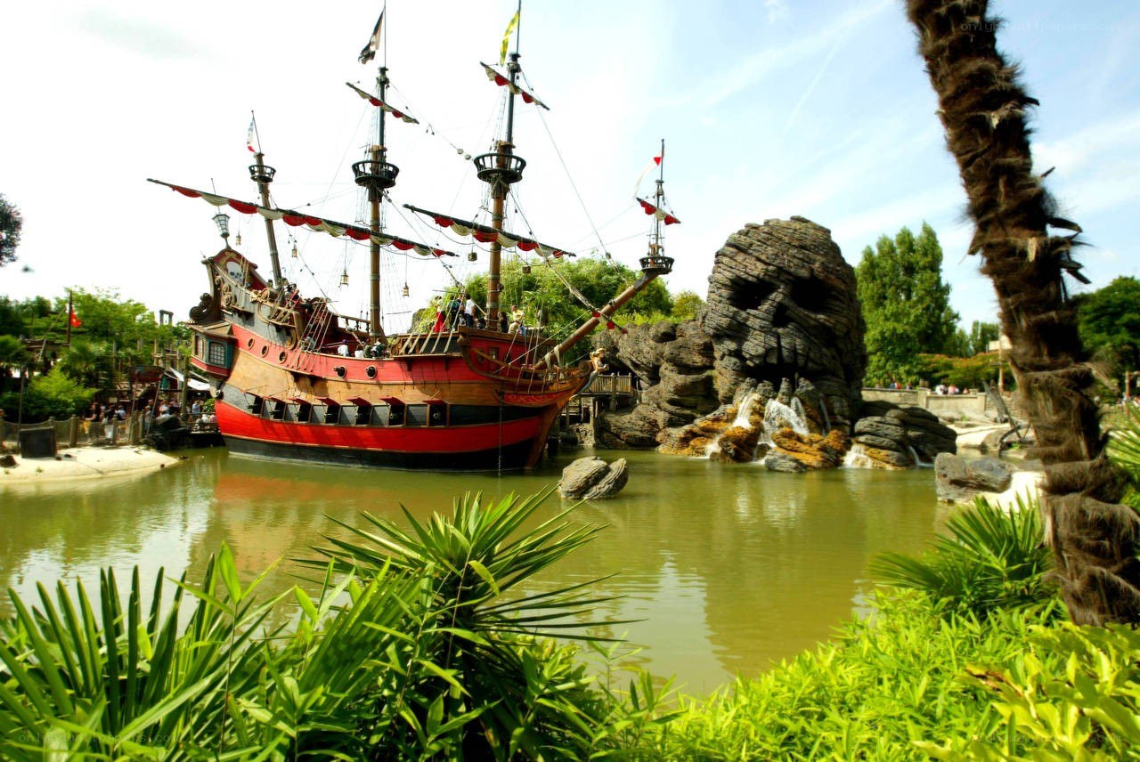 Pirate ship attraction at theme park