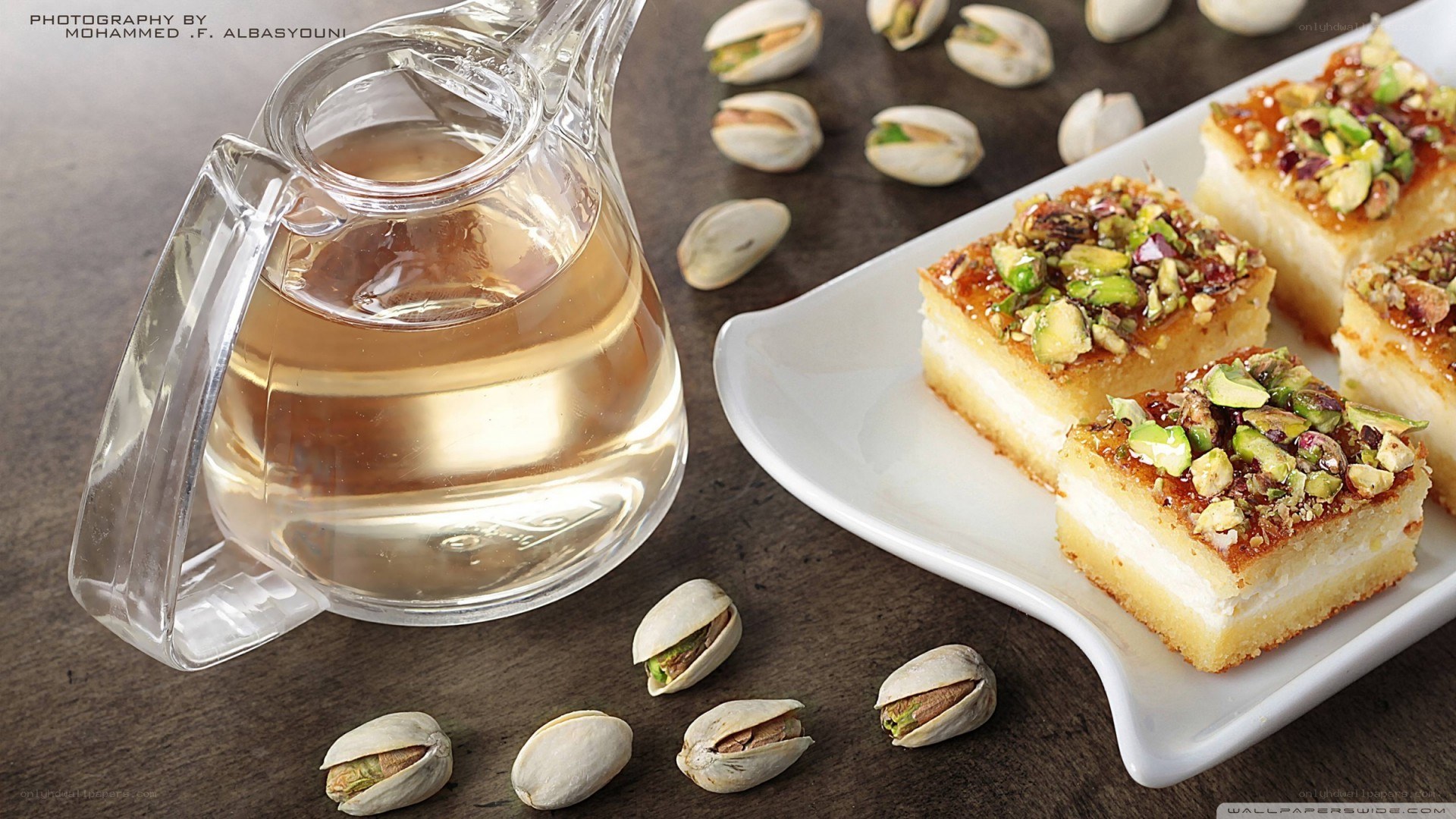 Pistachio dessert with tea