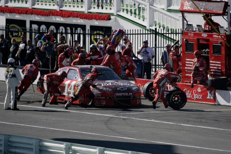 Pit Crew Changing Tire — Red, Active