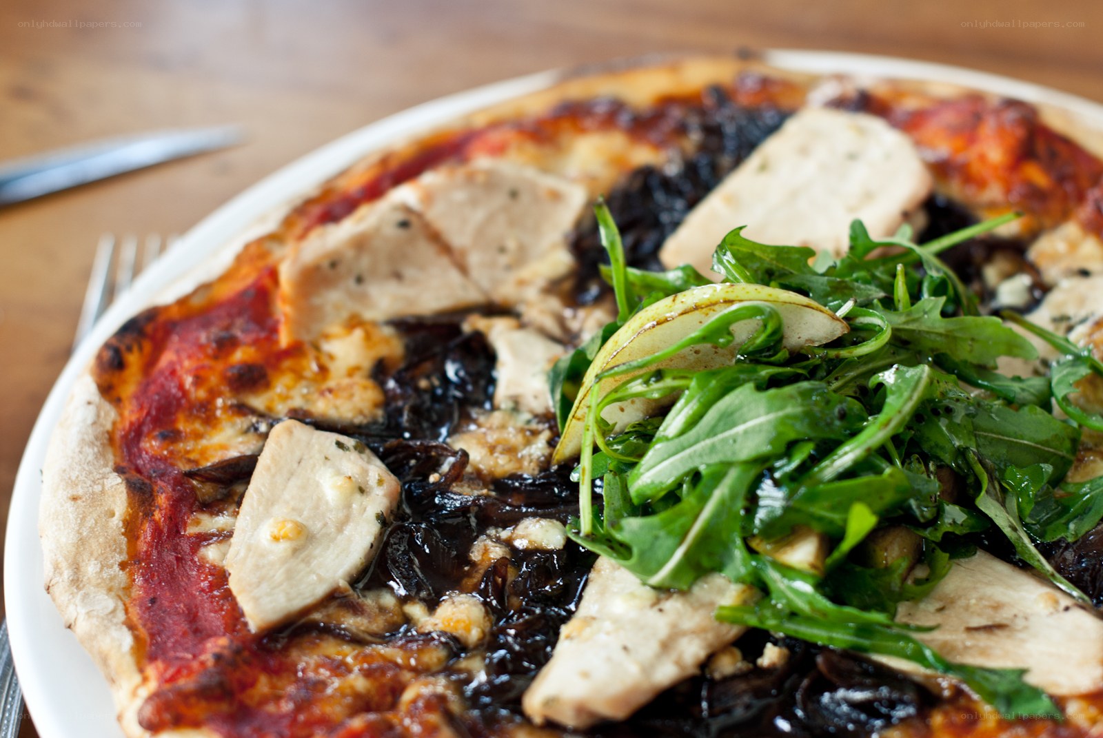 pizza with chicken and arugula