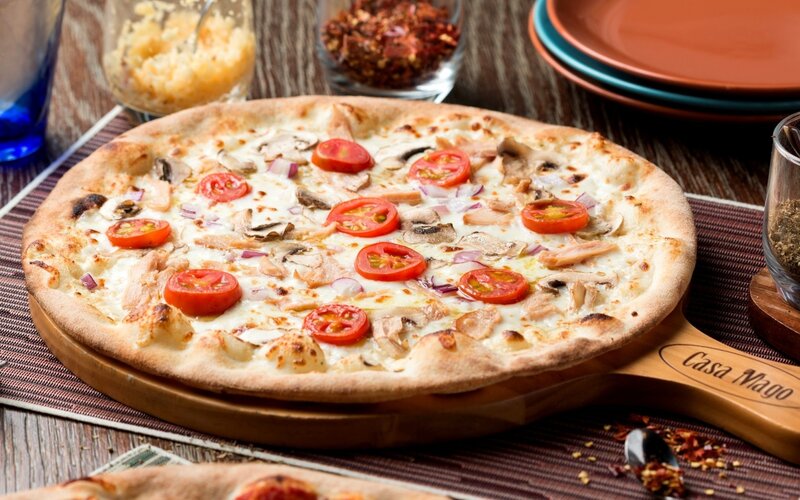 pizza with chicken and mushrooms