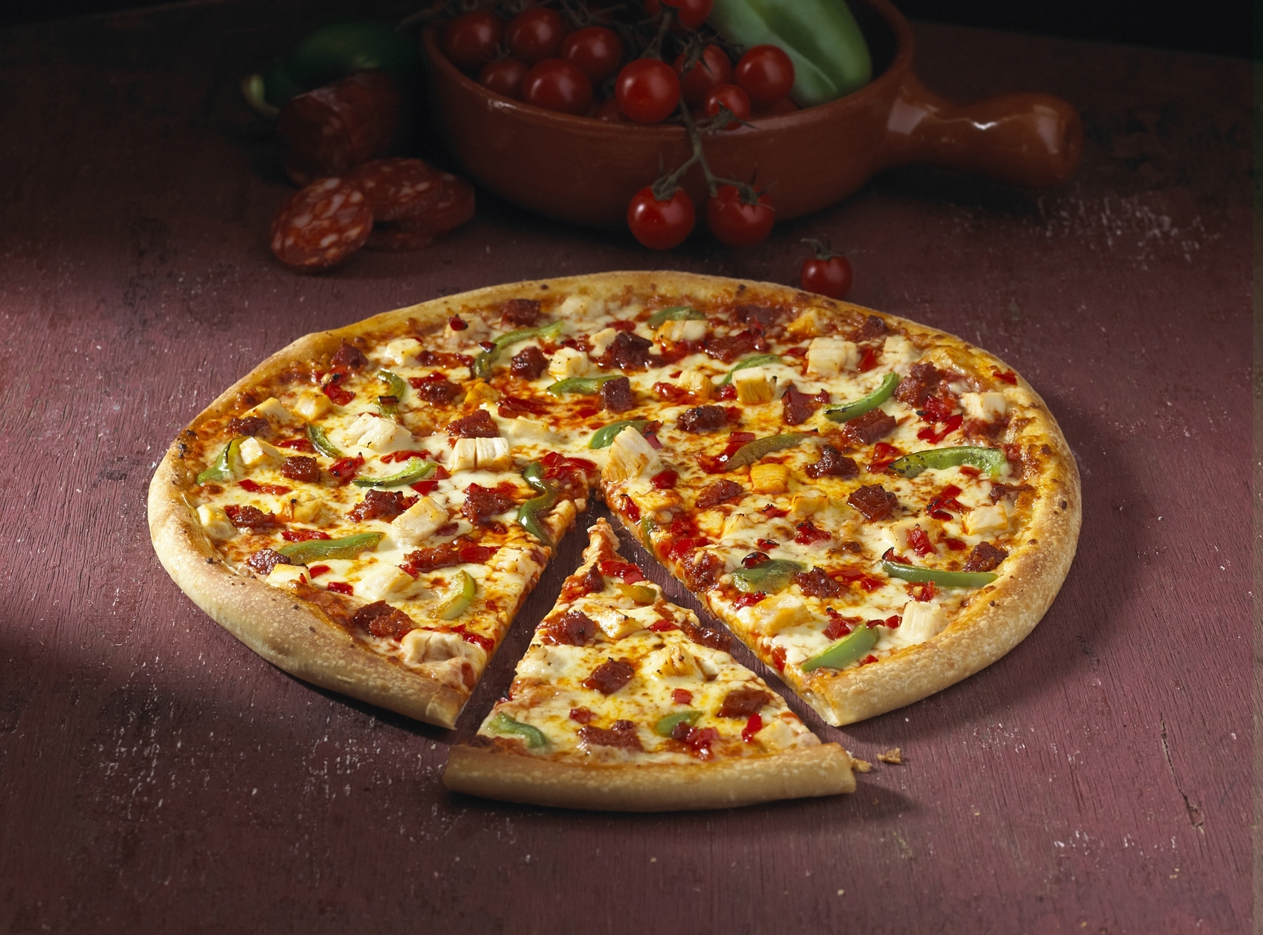 pizza with chicken and peppers