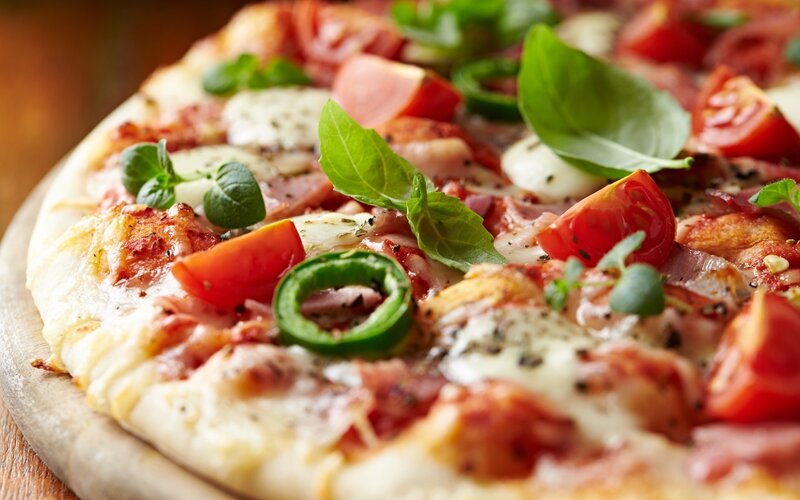 Pizza with Ham and Basil — Red