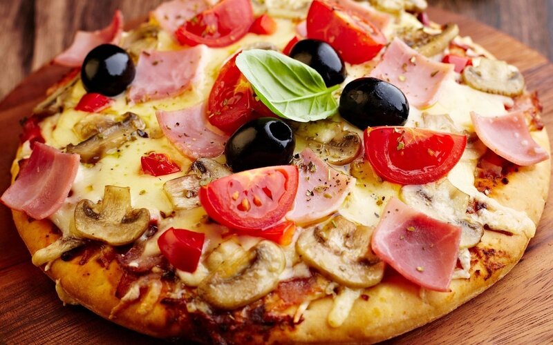 Pizza with Ham and Olives — Yellow