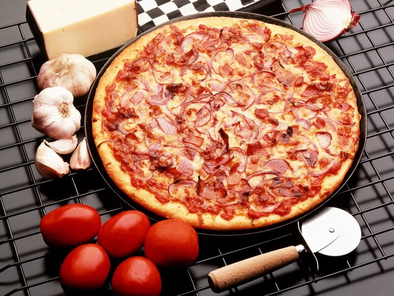 pizza with onions and bacon