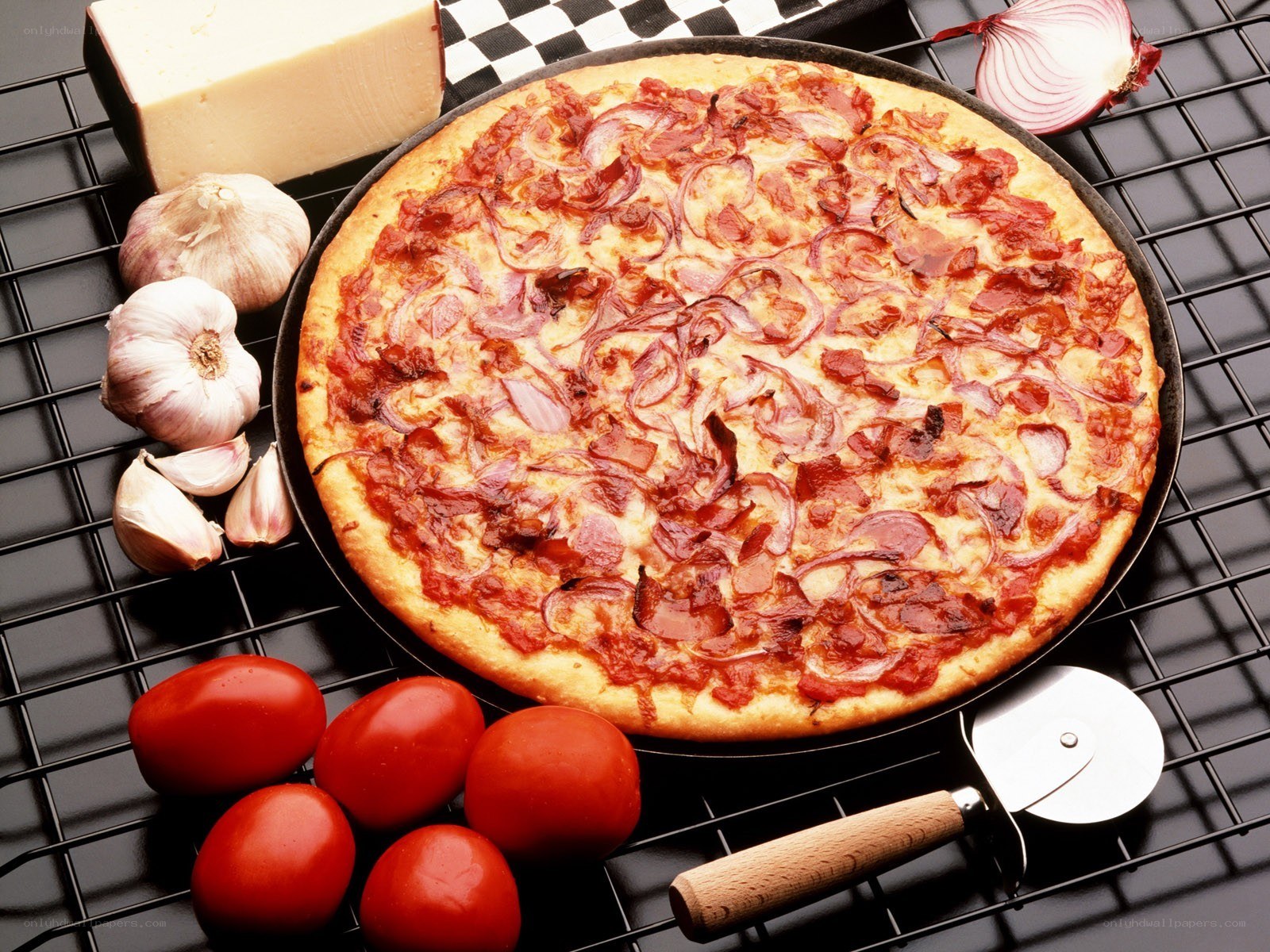 pizza with onions and bacon