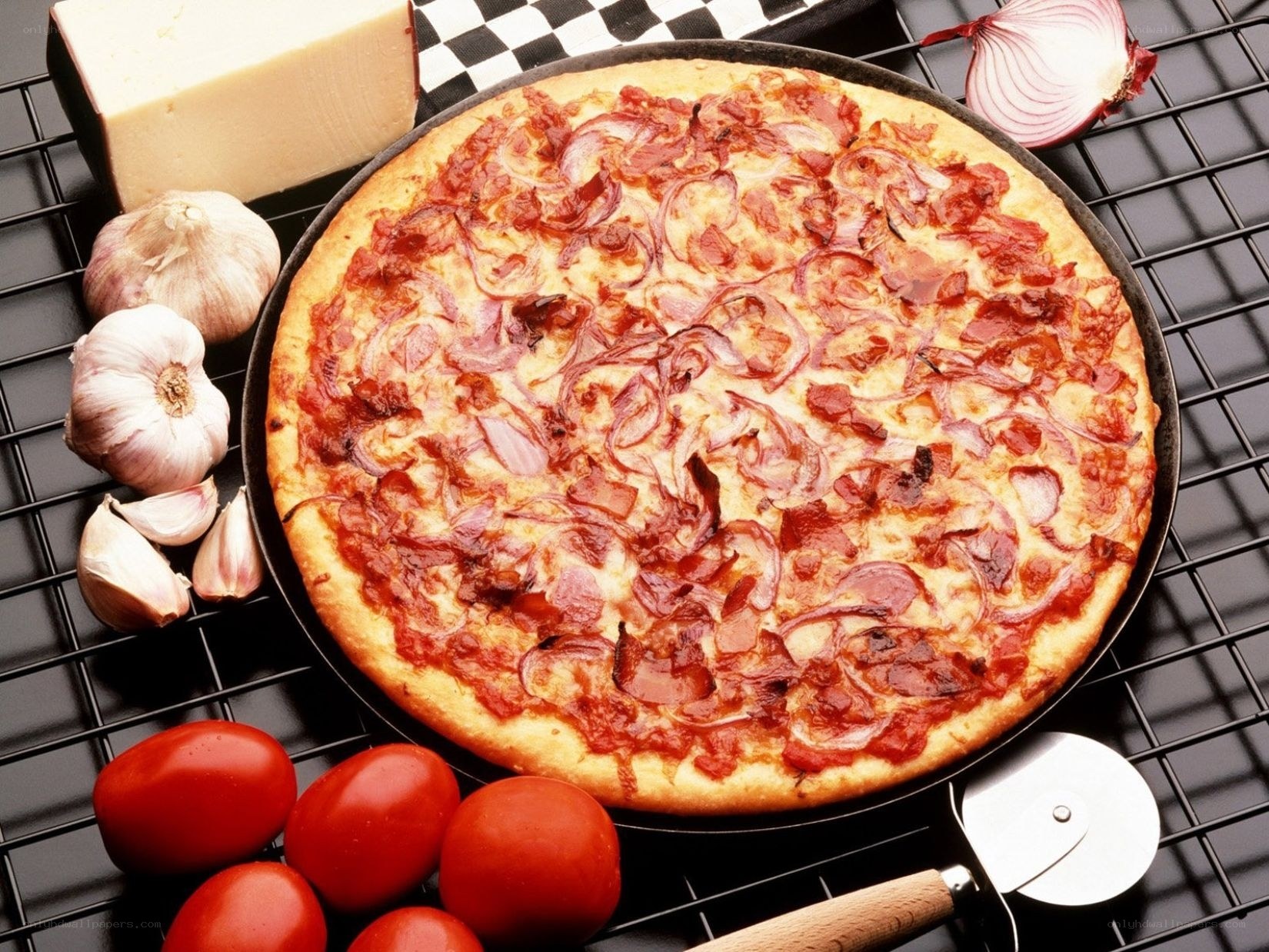 pizza with onions and bacon