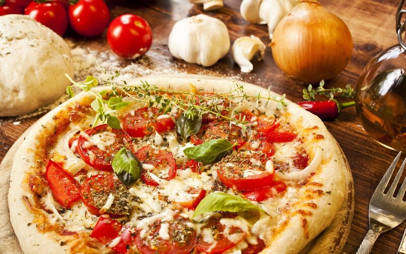 Pizza with Tomatoes and Basil — Red, Appetizing, Photograph