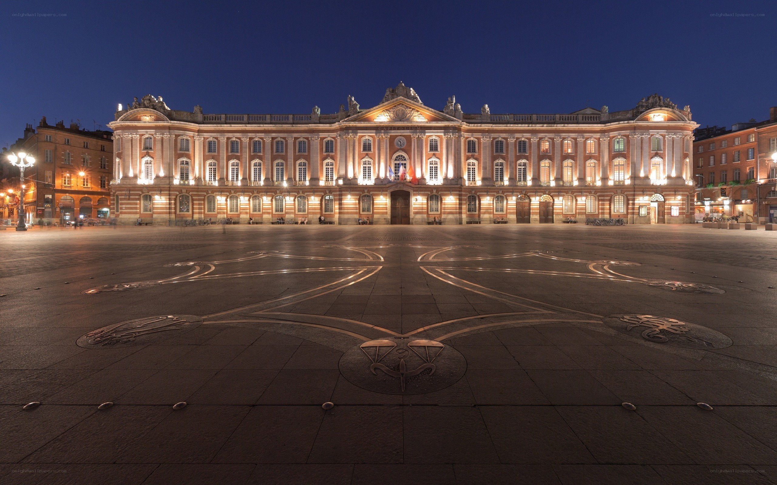Place des Quinconces at night
