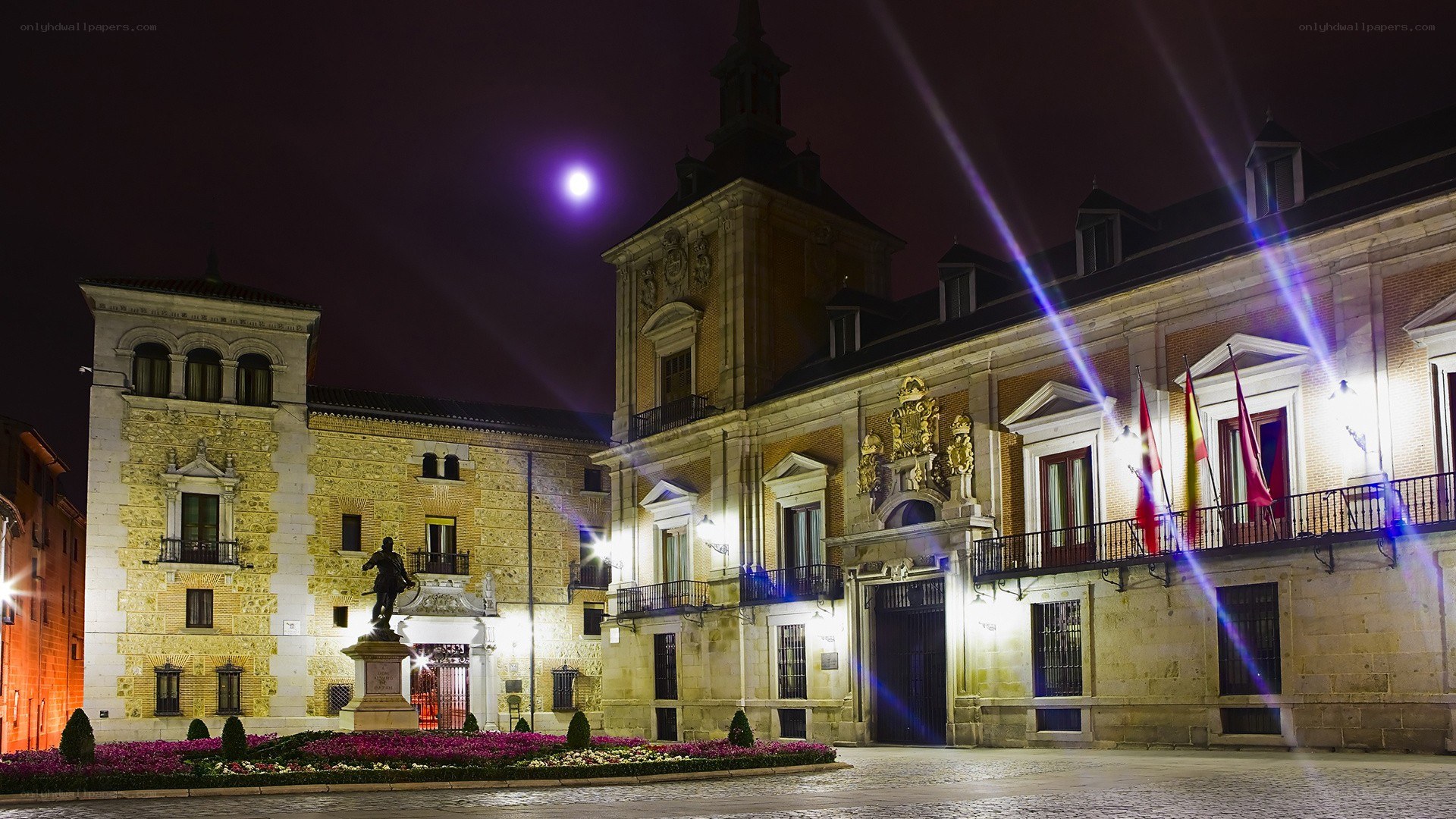 Plaza de la Villa at night