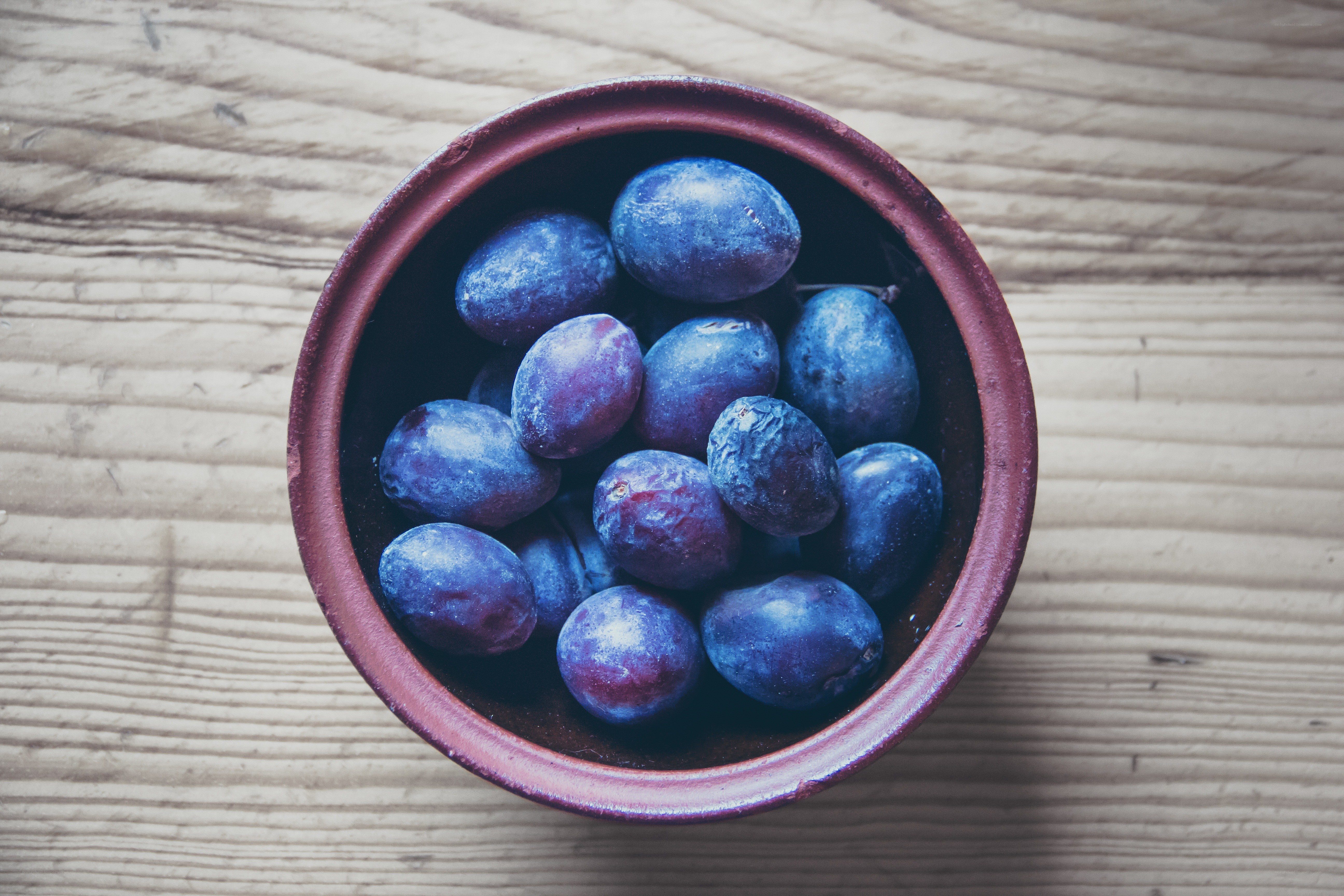 plums in a bowl