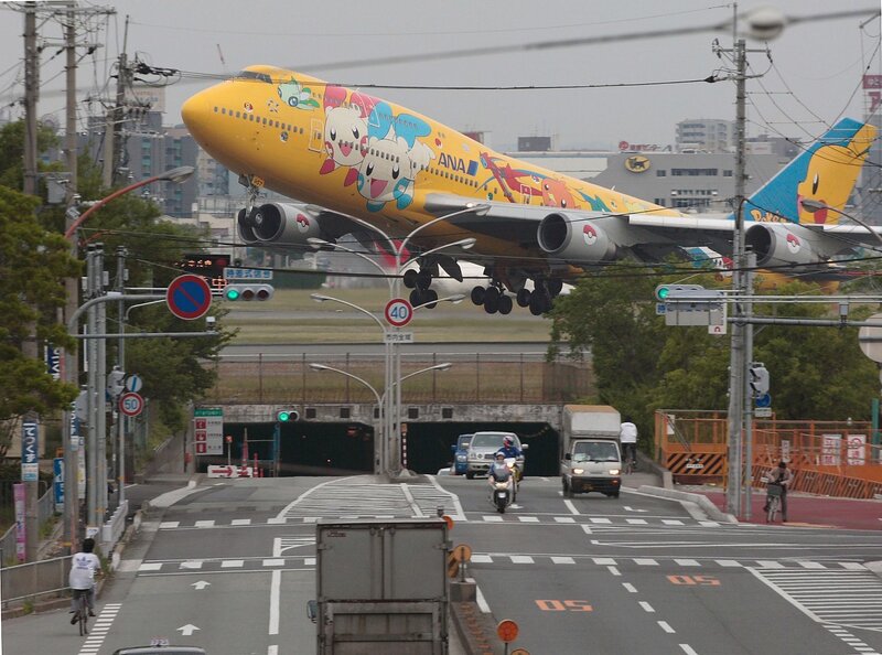 Pokémon-themed ANA Boeing 747 landing