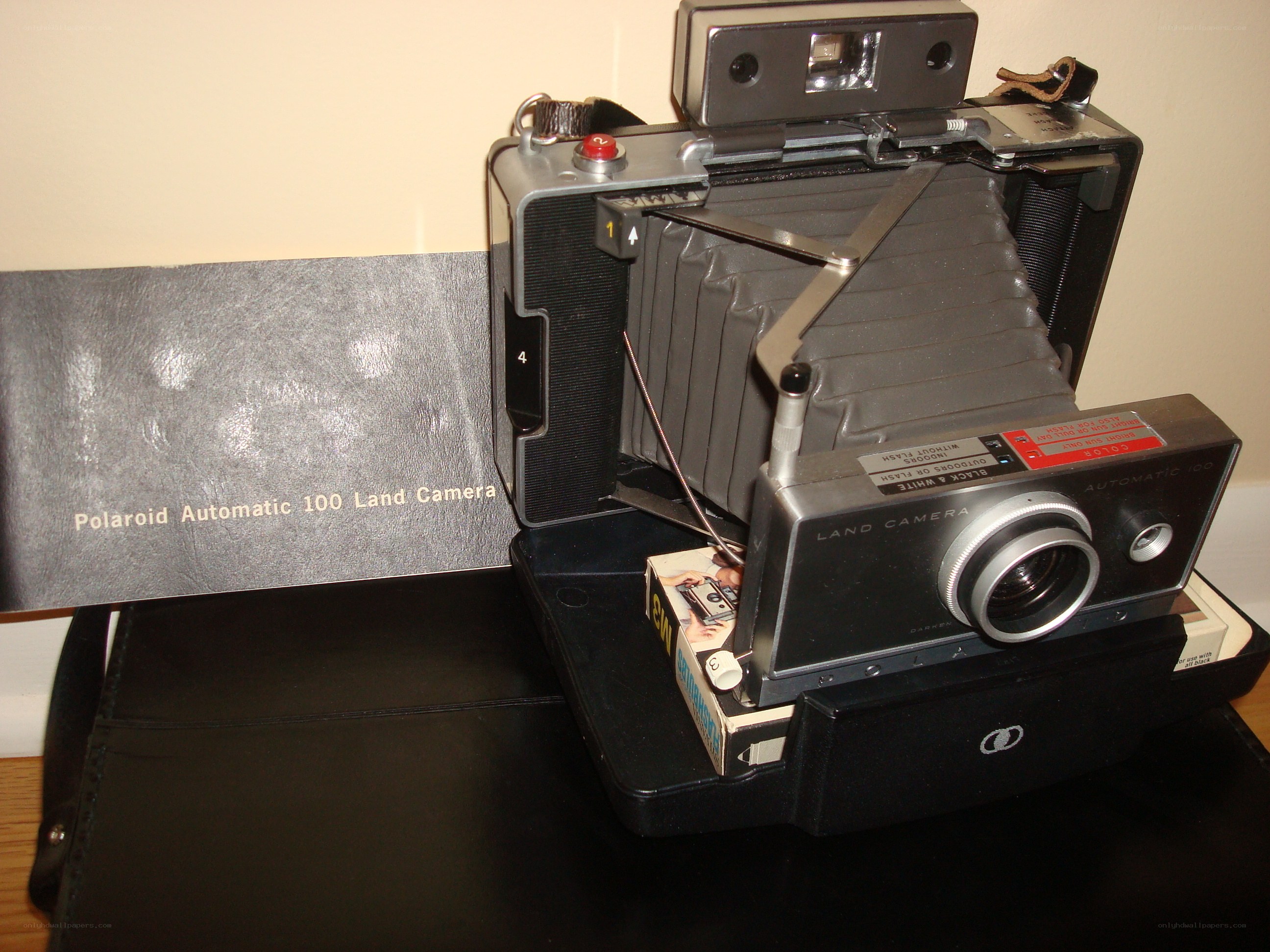 Polaroid Automatic 100 Land Camera