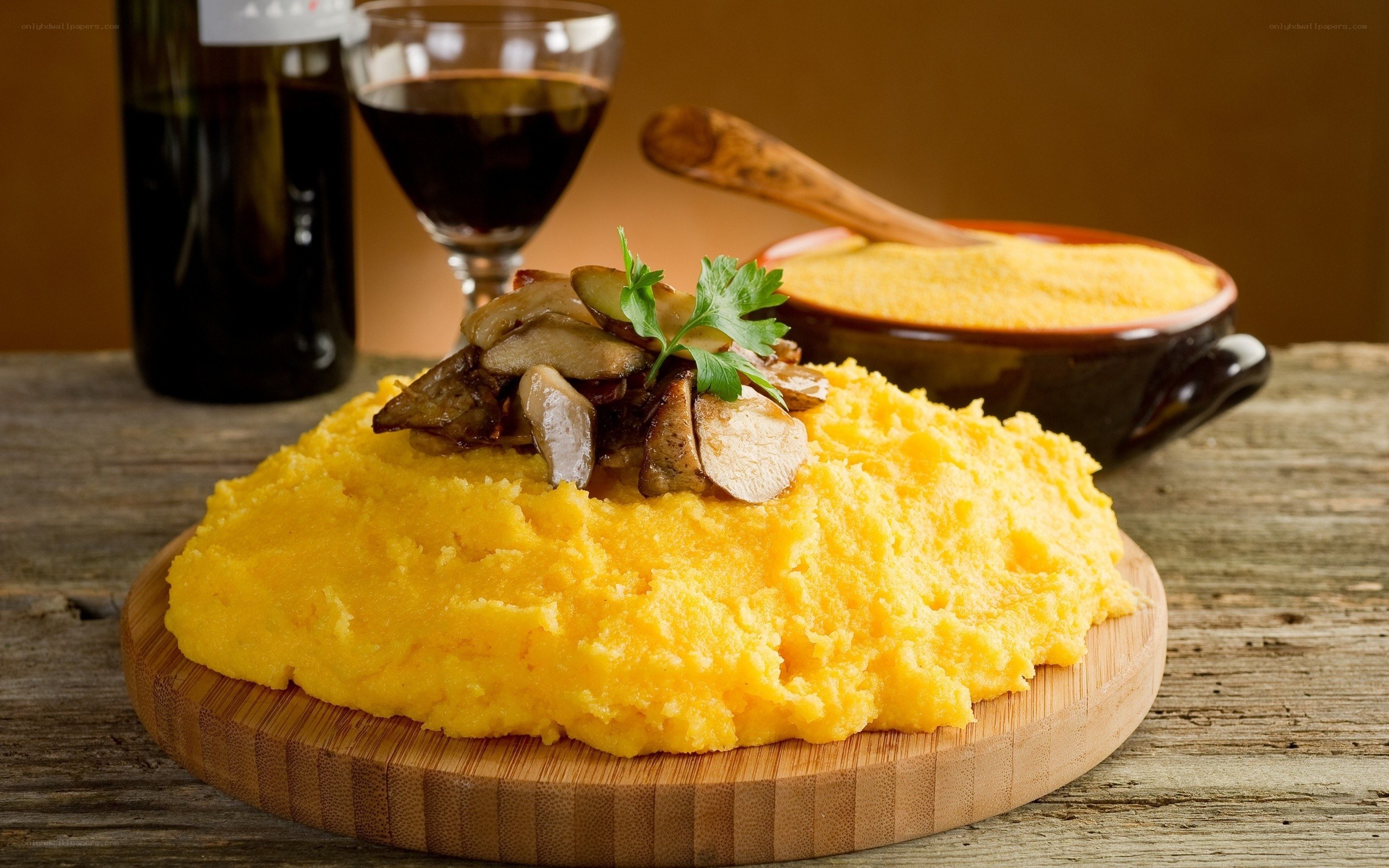 Polenta with mushrooms and wine